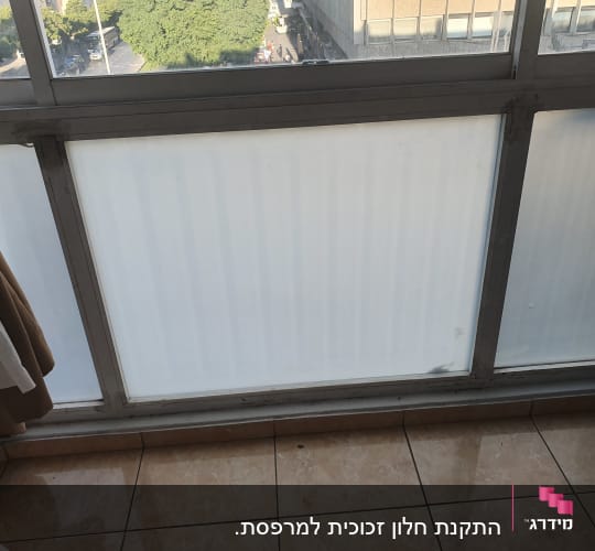 חלון זכוכית עם זכוכית חלבית ומסגרת מתכת
